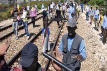 Picchiato da cinque africani in treno: «Lo hanno gettato sui binari»