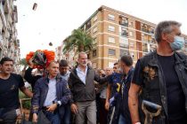 Valencia, premier Sanchez contestato insieme al Re: “Assassini”