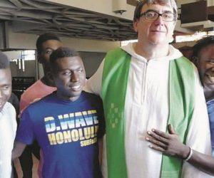 Guerriglia davanti alla chiesa di don Biancalani: migranti assaltano residenti, li cacciano di casa