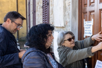 Cittadini in rivolta: “50 abitanti e 50 migranti. È sostituzione etnica”