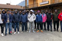 Migranti protestano: “Vogliamo vestiti nuovi e soldi” – FOTO