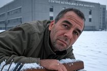 Perde lavoro e casa, italiano vive su panchina: centri accoglienza per migranti