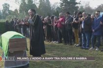 Funerale Ramy, le politiche del Pd si fanno trattare da impure dai musulmani – VIDEO
