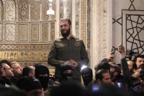 Jihadisti prendono Damasco, terrorista islamico Jawlani in moschea: “Allah Akbar”