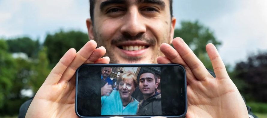 Il rifugiato siriano del selfie con la Merkel non vuole tornare in Siria