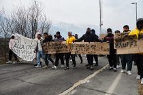 Richiedenti asilo marciano al grido “Vaff….Italia” – VIDEO