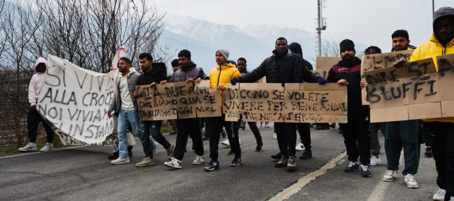 Richiedenti asilo marciano al grido “Vaff….Italia” – VIDEO