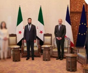 Siria, islamici oscurano la foto del ministro tedesco perché donna