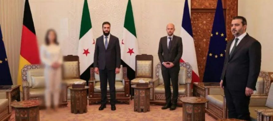 Siria, islamici oscurano la foto del ministro tedesco perché donna