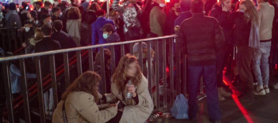 Migranti giustificano stupri Capodanno: “Erano svestite” – VIDEO