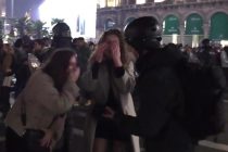 Poliziotta italiana piangeva mentre i musulmani violentavano in Piazza Duomo: “Sono impotente”