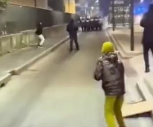 Rivolta islamica a Milano, bambini attaccano poliziotti con le pietre – VIDEO