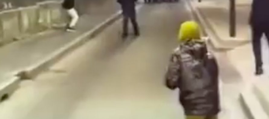 Rivolta islamica a Milano, bambini attaccano poliziotti con le pietre – VIDEO