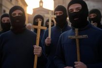 Musulmani attaccano processione, italiani armati di bastone organizzano vendetta