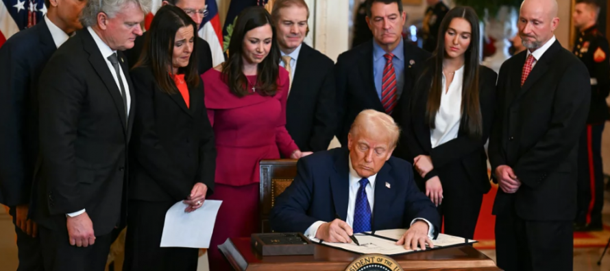 Trump firma legge anti-clandestini circondato dai familiari delle loro vittime