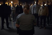 Ferma un maranza contromano in monopattino: vigilessa massacrata dai familiari