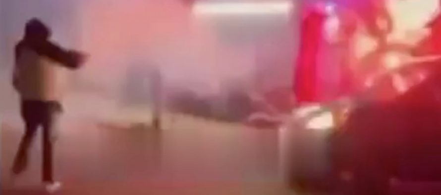 Lombardia islamica, gang islamici spara contro i pompieri dopo avere incendiato cassonetti – VIDEO
