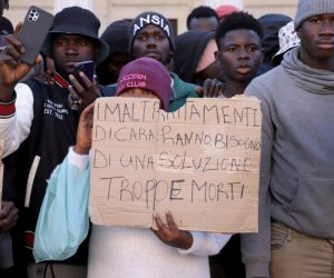 La protesta dei migranti: «Non possiamo mantenerci da soli»