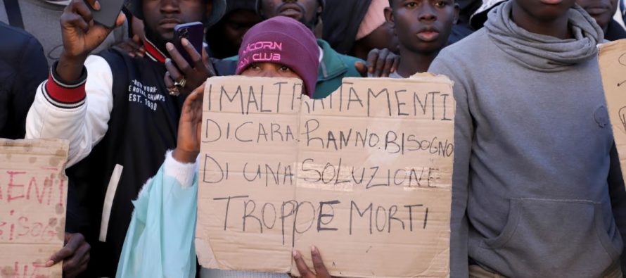 La protesta dei migranti: «Non possiamo mantenerci da soli»