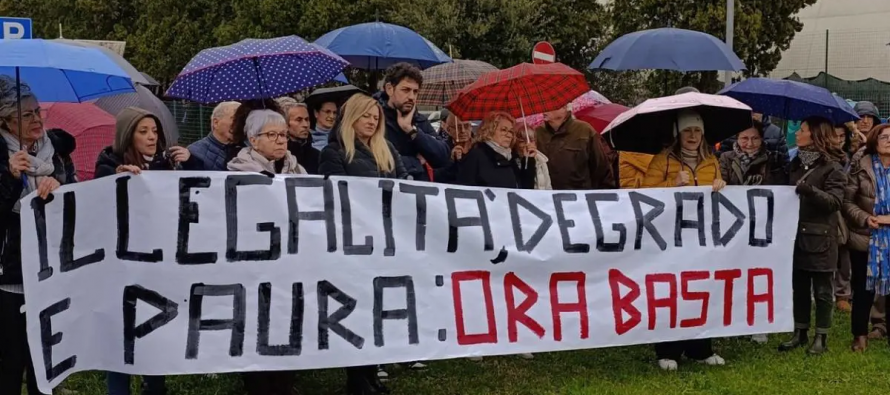 “Ospiti i migranti a casa sua”, residenti stufi di farsi molestare dagli africani di don Biancalani