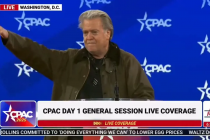 Bannon alza il braccio alla convention di Trump e c’è chi ulula al nazismo