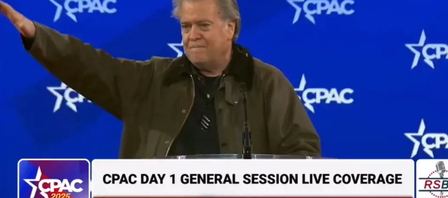 Bannon alza il braccio alla convention di Trump e c’è chi ulula al nazismo