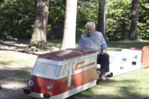 Varese, il «nonno del trenino» picchiato a 82 anni da un maranza che gli spezza le costole