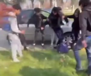 Lo massacrano fuori da scuola perché italiano e poi si vantano sui social – VIDEO