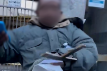 Brandendo crocifisso sul quale sputa devasta auto e minaccia di sgozzare passanti – VIDEO