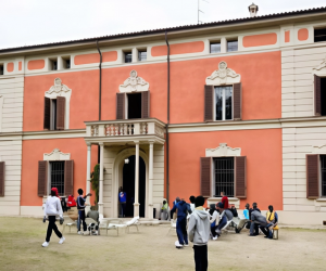 Bologna, la paghetta di 120 euro al giorno non bastava: minori stranieri spacciavano