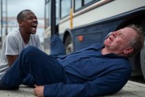 Migrante urlante accoltella italiano che si lamenta sul bus