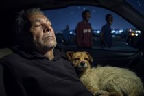 Dorme in auto col cane mentre clandestini gozzovigliano in centro accoglienza