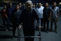 Picchiano anziana con deambulatore: non pagano le pensioni, le rubano