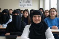 Neonata sbarcata con africani in busta della spesa per essere venduta