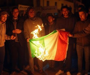 Migranti bruciano il centro accoglienza e festeggiano – VIDEO