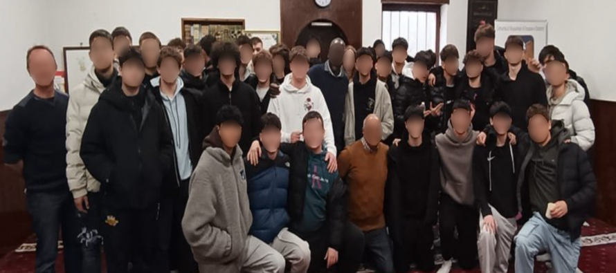 ISLAMIZZAZIONE DELLE SCUOLE ITALIANE: studenti in moschea e studentesse in burqa