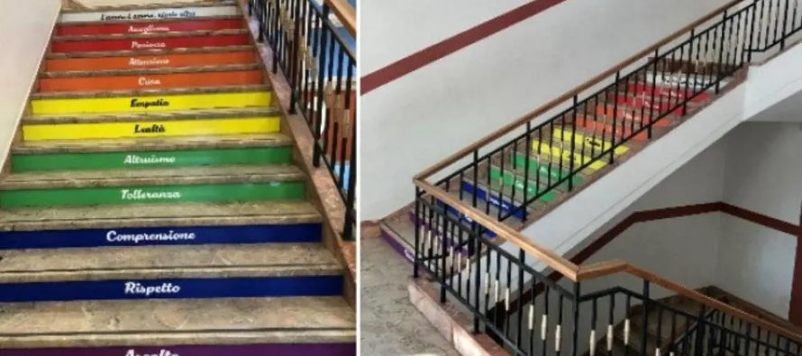 Bambini costretti a salire le scale arcobaleno, chi non lo fa è “omofobo”