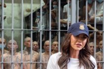 Trump invia i clandestini nelle gabbie mentre noi li teniamo in hotel a 4 stelle – VIDEO
