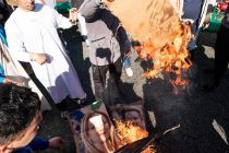 Ramadan a Torino, islamici bruciano foto Meloni