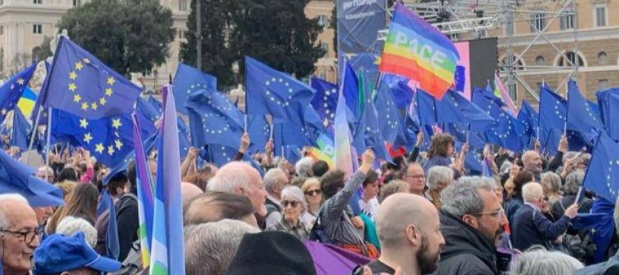 La sinistra che odia l’Italia in piazza per la UE senza neanche un TRICOLORE