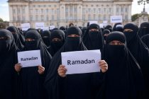 LONDRA È CADUTA: LA CAPITALE ISLAMICA DOVE IL RAMADAN SOVRASTA IL NATALE – VIDEO