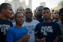 Accoltella molestatori africani della fidanzata, italiano arrestato: lo Stato fa schifo