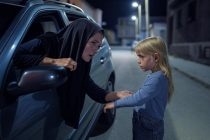Attenti, auto con donne velate in cerca di ragazzine italiane da portarsi via