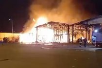 Milano brucia, maranza incendiano mercato ortofrutticolo: capannoni in fiamme – VIDEO
