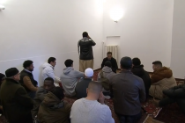 Milano, islamici pregano accanto alla chiesa: organizza Sant’Egidio – VIDEO