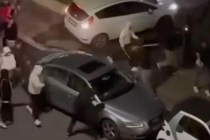 Guerriglia Roma: nordafricani distruggono auto in sosta, passanti picchiati – VIDEO