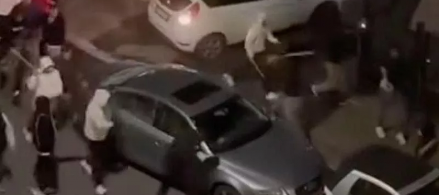 Guerriglia Roma: nordafricani distruggono auto in sosta, passanti picchiati – VIDEO