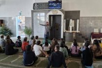Ramadan, scuola porta bambini italiani in moschea a lezione di Islam – FOTO