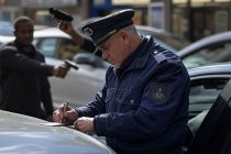 Parcheggia col finestrino abbassato, multa: «Istiga al furto»