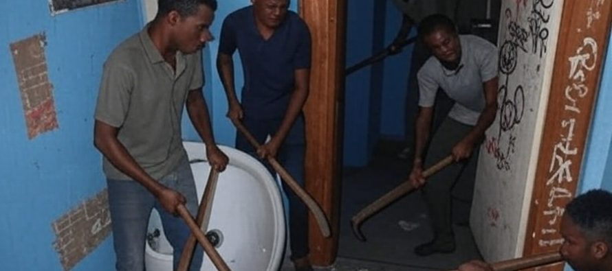 “Maranza” armati irrompono a scuola e sfasciano tutto: studenti di sinistra che ‘okkupavano’ in fuga